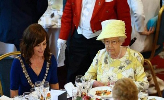 ما النظام الغذائي الذي تتبعه الملكة إليزابيث يوميًا؟ صورة رقم 1