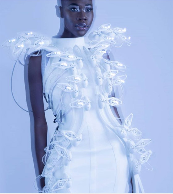 بالفيديو والصور: فستان ذكي يقرأ أفكارك ويعبِّر عنها  صورة رقم 1