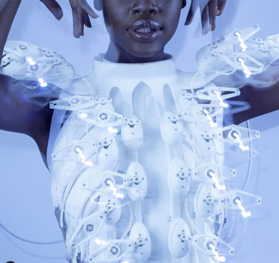 بالفيديو والصور: فستان ذكي يقرأ أفكارك ويعبِّر عنها  صورة رقم 3