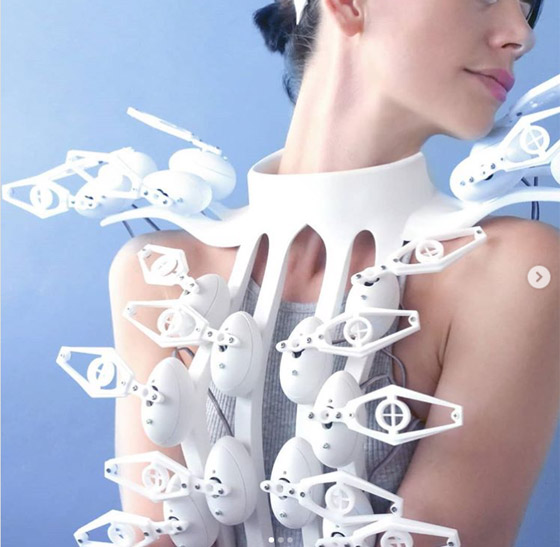 بالفيديو والصور: فستان ذكي يقرأ أفكارك ويعبِّر عنها  صورة رقم 4