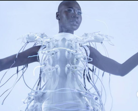 بالفيديو والصور: فستان ذكي يقرأ أفكارك ويعبِّر عنها  صورة رقم 7