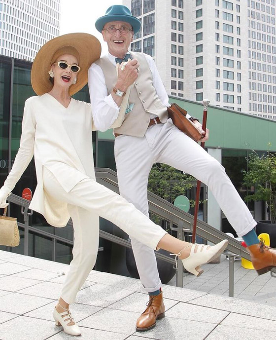 زوجان بالسبعينيات يدهشان العالم بملابسهما الأنيقة وبراعتهما بالموضة صورة رقم 3