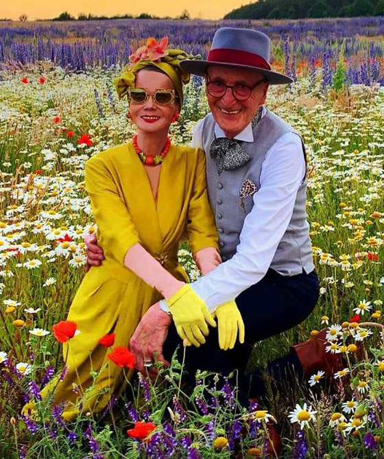 زوجان بالسبعينيات يدهشان العالم بملابسهما الأنيقة وبراعتهما بالموضة صورة رقم 4