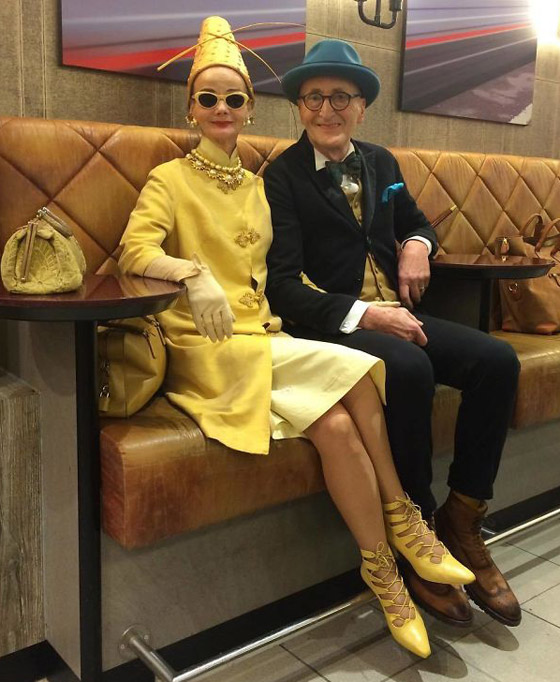 زوجان بالسبعينيات يدهشان العالم بملابسهما الأنيقة وبراعتهما بالموضة صورة رقم 5