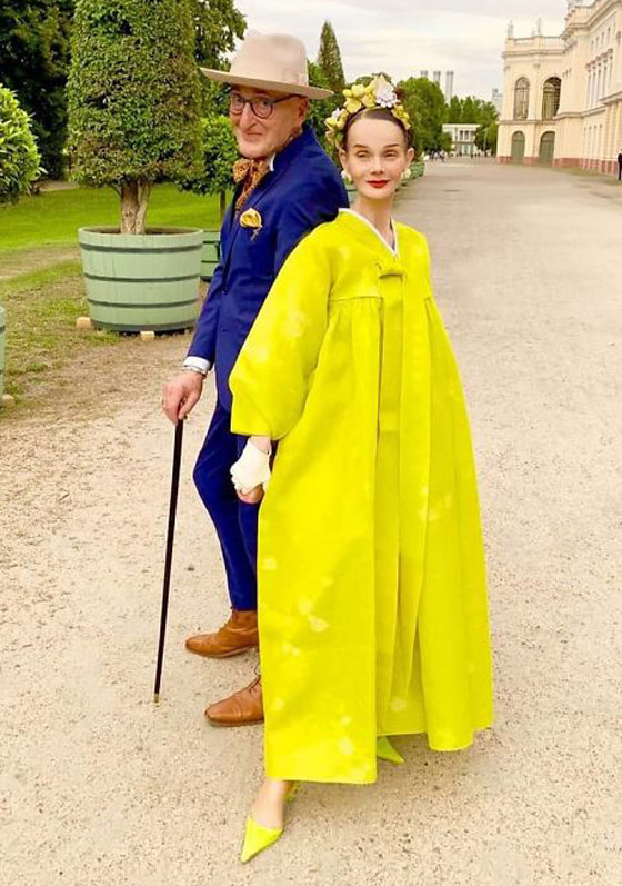 زوجان بالسبعينيات يدهشان العالم بملابسهما الأنيقة وبراعتهما بالموضة صورة رقم 6