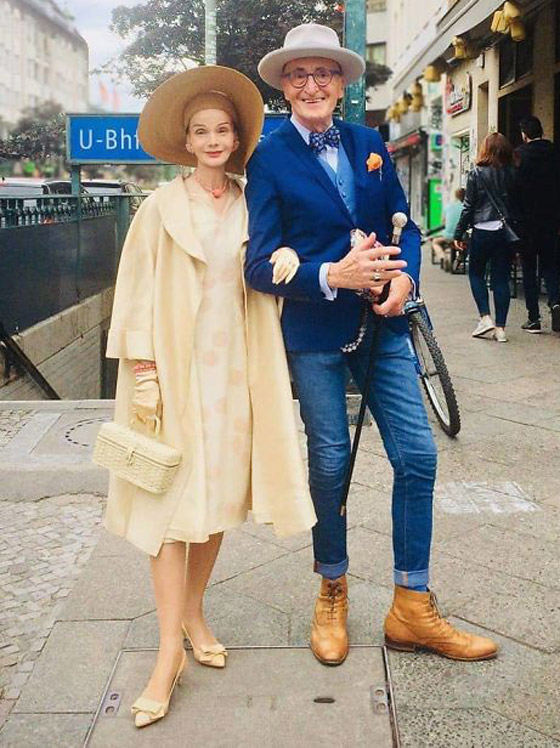 زوجان بالسبعينيات يدهشان العالم بملابسهما الأنيقة وبراعتهما بالموضة صورة رقم 7