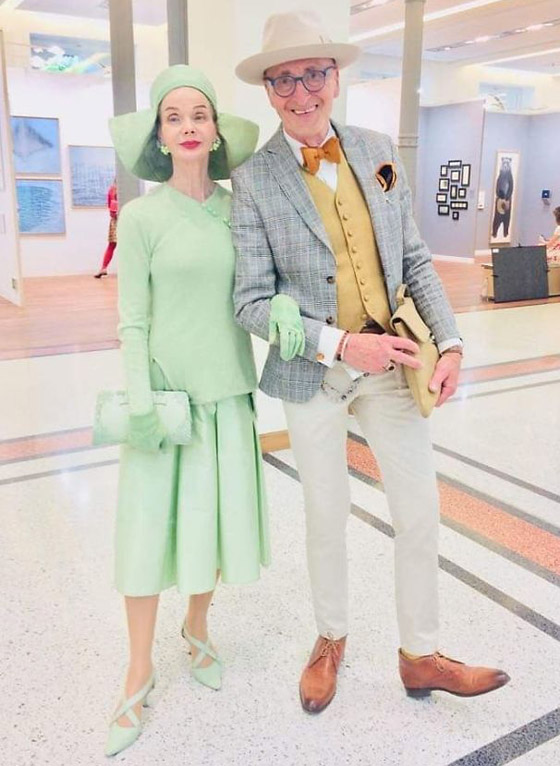 زوجان بالسبعينيات يدهشان العالم بملابسهما الأنيقة وبراعتهما بالموضة صورة رقم 8