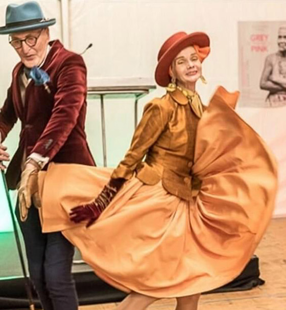 زوجان بالسبعينيات يدهشان العالم بملابسهما الأنيقة وبراعتهما بالموضة صورة رقم 9