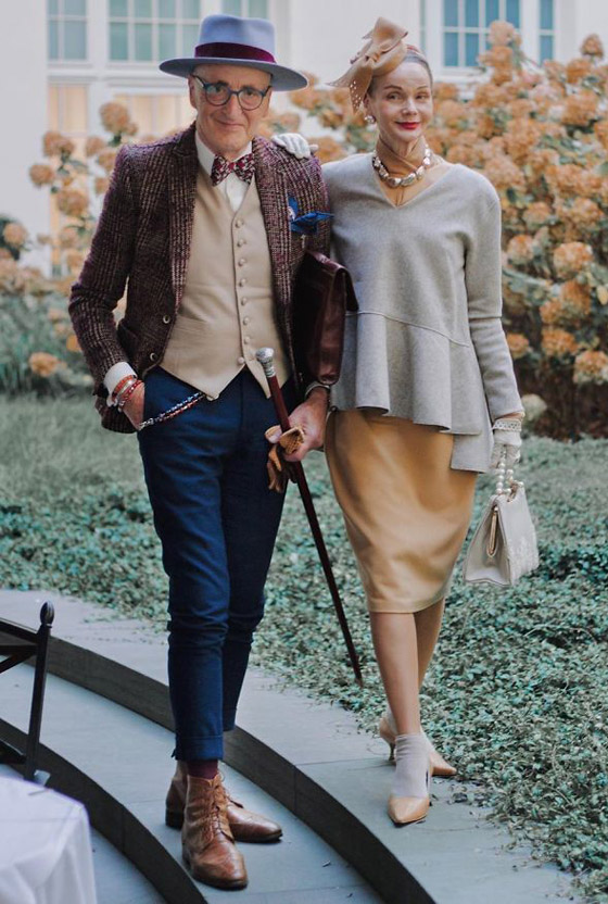 زوجان بالسبعينيات يدهشان العالم بملابسهما الأنيقة وبراعتهما بالموضة صورة رقم 12