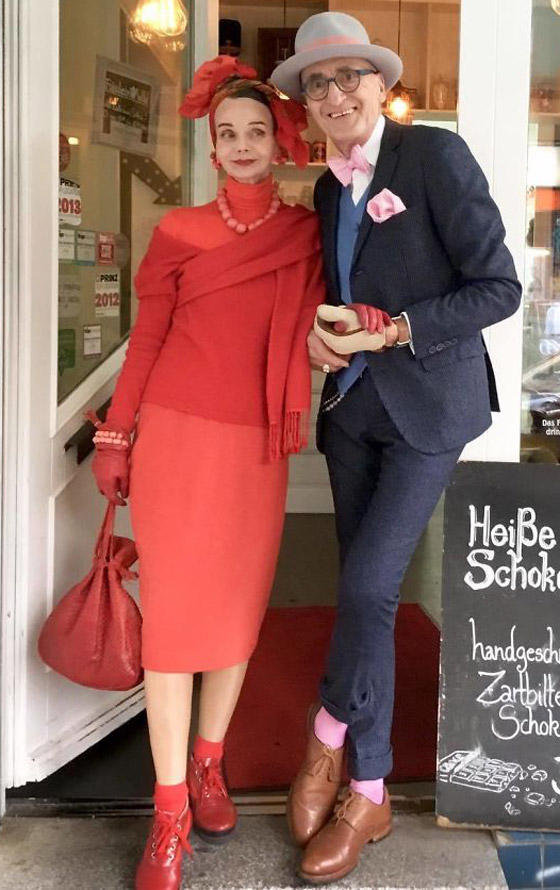 زوجان بالسبعينيات يدهشان العالم بملابسهما الأنيقة وبراعتهما بالموضة صورة رقم 14