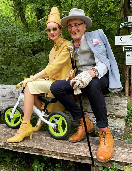 زوجان بالسبعينيات يدهشان العالم بملابسهما الأنيقة وبراعتهما بالموضة صورة رقم 16