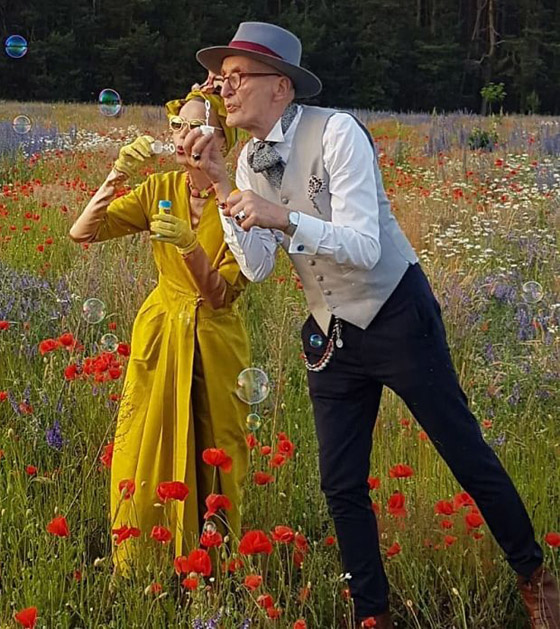 زوجان بالسبعينيات يدهشان العالم بملابسهما الأنيقة وبراعتهما بالموضة صورة رقم 17