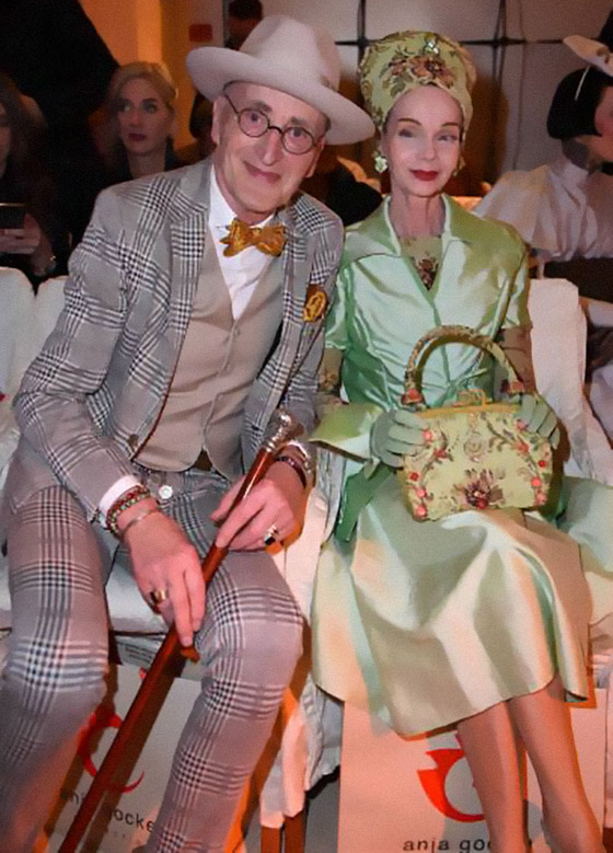 زوجان بالسبعينيات يدهشان العالم بملابسهما الأنيقة وبراعتهما بالموضة صورة رقم 18