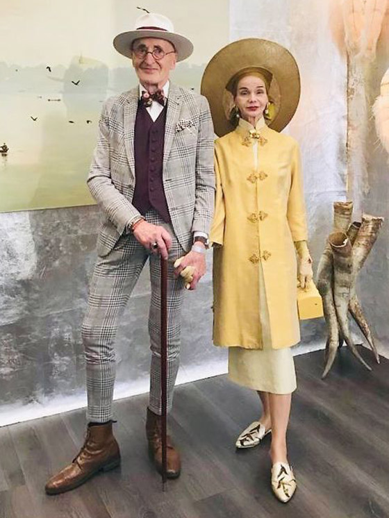 زوجان بالسبعينيات يدهشان العالم بملابسهما الأنيقة وبراعتهما بالموضة صورة رقم 21