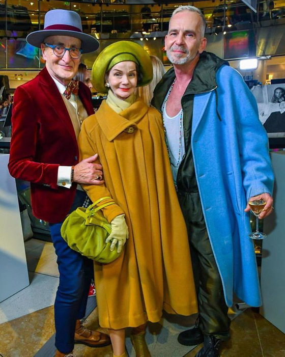 زوجان بالسبعينيات يدهشان العالم بملابسهما الأنيقة وبراعتهما بالموضة صورة رقم 22