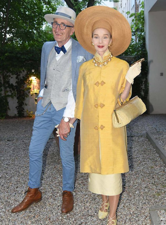 زوجان بالسبعينيات يدهشان العالم بملابسهما الأنيقة وبراعتهما بالموضة صورة رقم 23