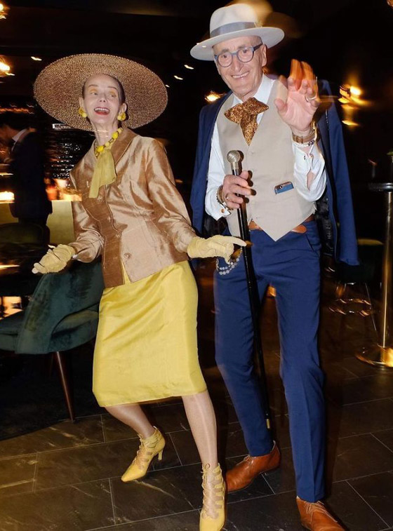 زوجان بالسبعينيات يدهشان العالم بملابسهما الأنيقة وبراعتهما بالموضة صورة رقم 25