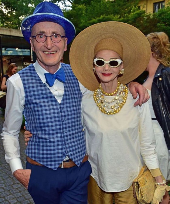 زوجان بالسبعينيات يدهشان العالم بملابسهما الأنيقة وبراعتهما بالموضة صورة رقم 26