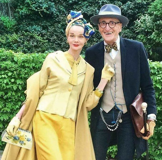 زوجان بالسبعينيات يدهشان العالم بملابسهما الأنيقة وبراعتهما بالموضة صورة رقم 27