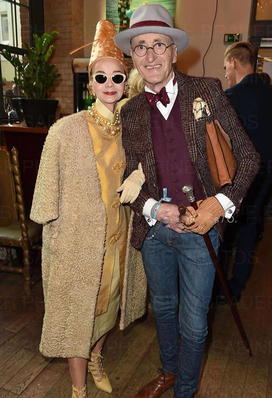 زوجان بالسبعينيات يدهشان العالم بملابسهما الأنيقة وبراعتهما بالموضة صورة رقم 30