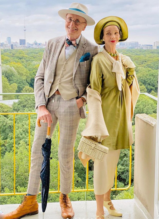 زوجان بالسبعينيات يدهشان العالم بملابسهما الأنيقة وبراعتهما بالموضة صورة رقم 31