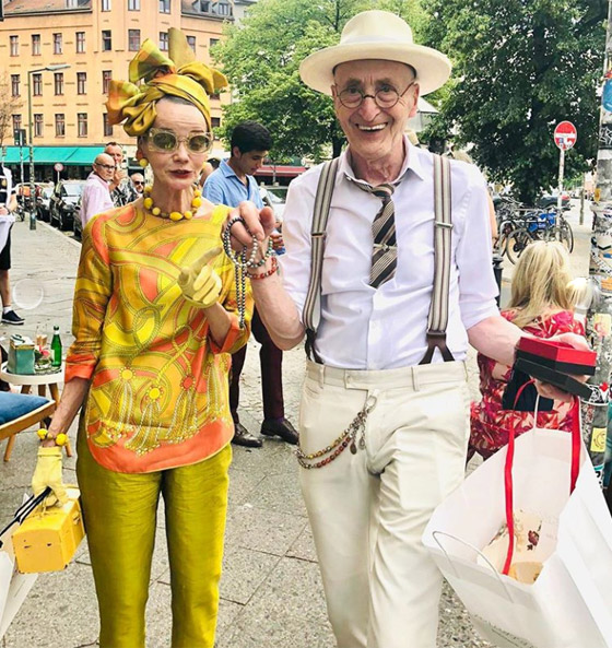 زوجان بالسبعينيات يدهشان العالم بملابسهما الأنيقة وبراعتهما بالموضة صورة رقم 33