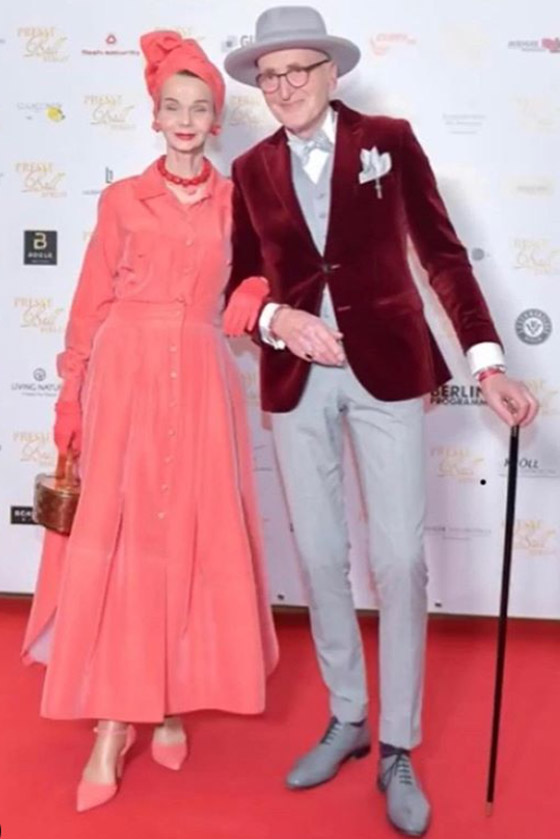 زوجان بالسبعينيات يدهشان العالم بملابسهما الأنيقة وبراعتهما بالموضة صورة رقم 35