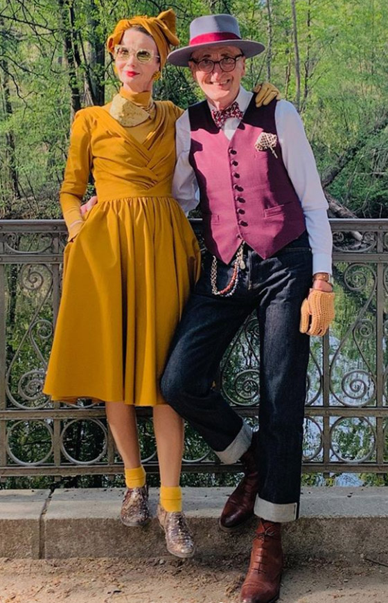 زوجان بالسبعينيات يدهشان العالم بملابسهما الأنيقة وبراعتهما بالموضة صورة رقم 36