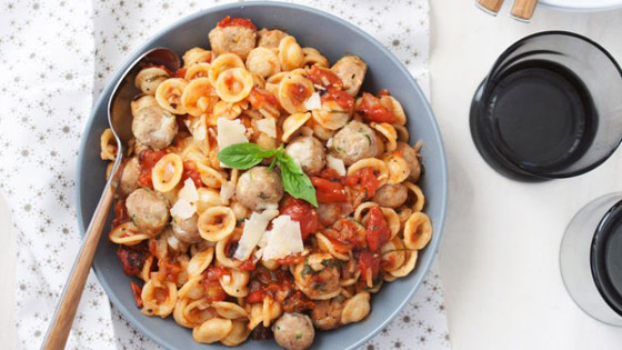 وصفة تحضير باستا مع كرات الدجاج وجبن البارميزان صورة رقم 1