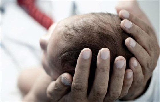 دراسة تكشف.. هذا ما تفعله لمسة الأبوين لرضيعهما! صورة رقم 3