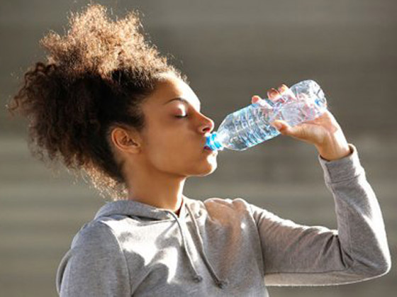 إليك 5 علامات تدل على أنك تشرب الماء أكثر من اللازم! صورة رقم 2