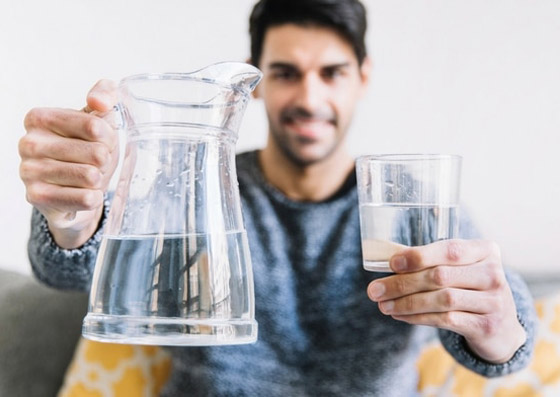 إليك 5 علامات تدل على أنك تشرب الماء أكثر من اللازم! صورة رقم 4