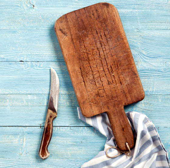 إليكم 3 طرق لتنظيف لوح التقطيع الخشبي كي يبقى خاليا من الجراثيم صورة رقم 1 إليكم 3 طرق لتنظيف لوح التقطيع الخشبي كي يبقى خاليا من الجراثيم صورة رقم 1