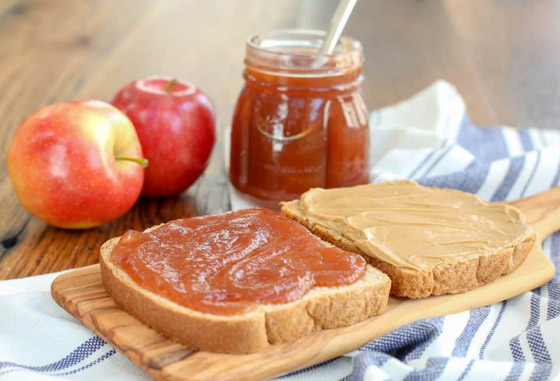 لذيذة لدرجة لا تقاوم.. إليكم طريقة عمل زبدة التفاح ملكة مقبلات الإفطار صورة رقم 12