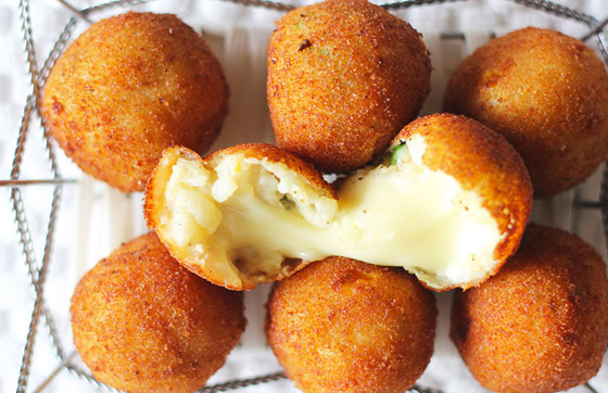 لا تتخلصي من البطاطس المسلوقة.. إليك وصفة كرات البطاطس بالجبن صورة رقم 2