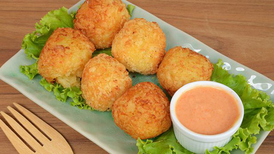 لا تتخلصي من البطاطس المسلوقة.. إليك وصفة كرات البطاطس بالجبن صورة رقم 3