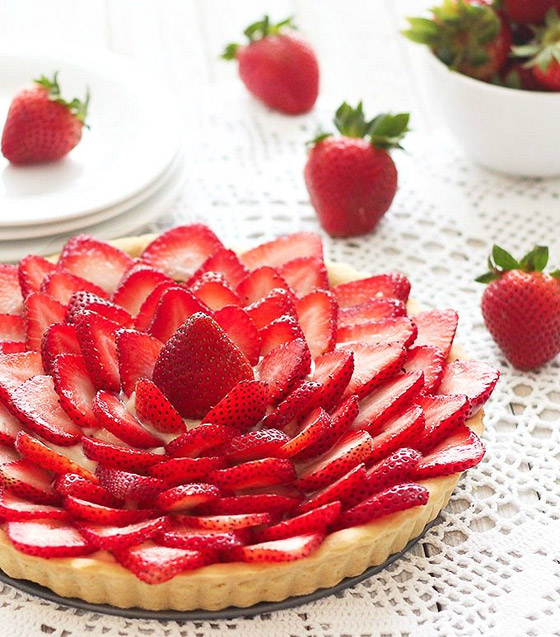 وصفة سهلة ولذيذة.. إليكم طريقة تحضير تارت الفراولة بعجينة مثالية صورة رقم 10