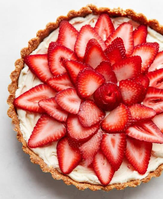 وصفة سهلة ولذيذة.. إليكم طريقة تحضير تارت الفراولة بعجينة مثالية صورة رقم 12