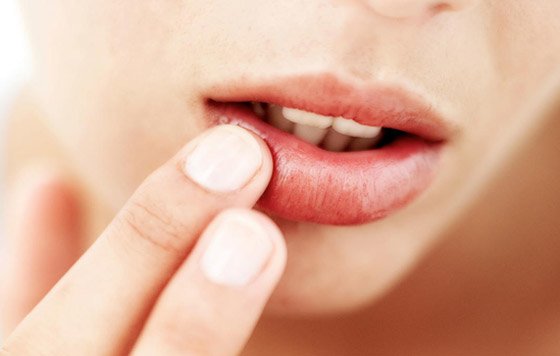 إليك نصائح تساعد في حماية شفاهك من التشقق والاسمرار في الخريف صورة رقم 2 إليك نصائح تساعد في حماية شفاهك من التشقق والاسمرار في الخريف صورة رقم 2