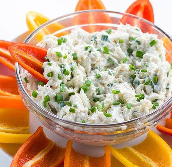 تخلو من النشويات وتجهز بـ5 دقائق.. إليكم وصفة غموس السلطعون بالجبن صورة رقم 3