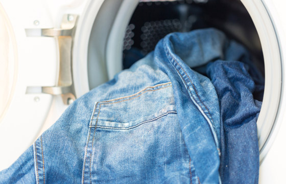 لماذا لا يجب أن نغسل بنطال الجينز، وما هي الطريقة المثلى لتنظيفه؟ صورة رقم 1