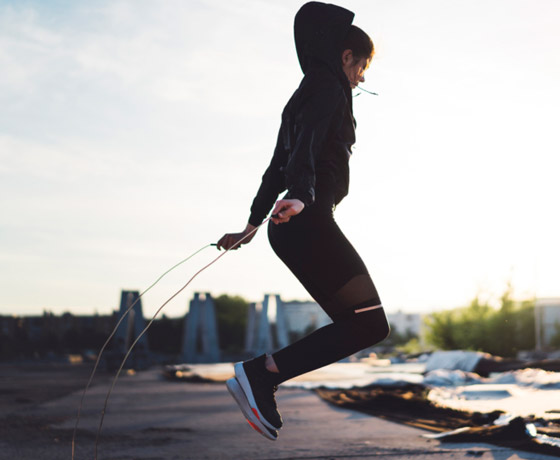 يحسن صحة القلب ويقوي العظام وينقص الوزن.. فوائد نط الحبل وأنواعه صورة رقم 1