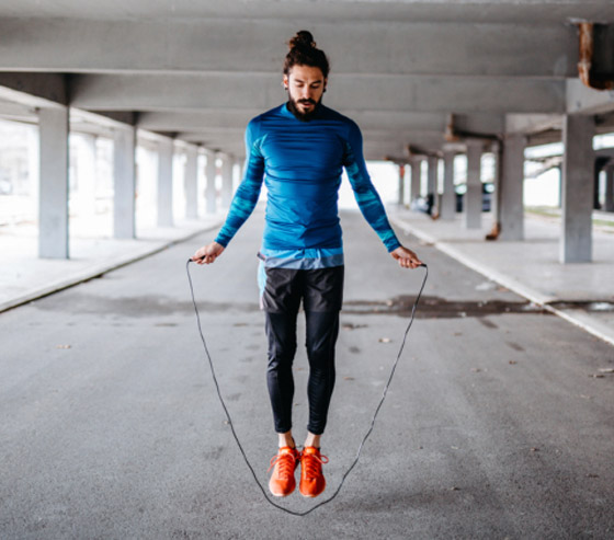 يحسن صحة القلب ويقوي العظام وينقص الوزن.. فوائد نط الحبل وأنواعه صورة رقم 2