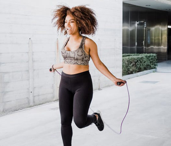 يحسن صحة القلب ويقوي العظام وينقص الوزن.. فوائد نط الحبل وأنواعه صورة رقم 8