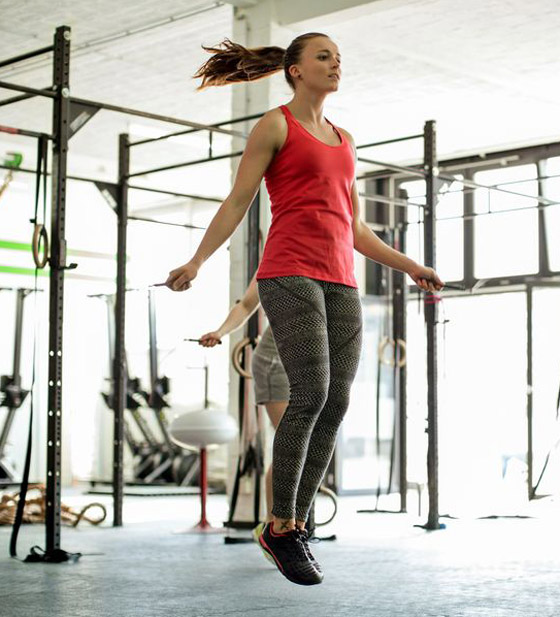 يحسن صحة القلب ويقوي العظام وينقص الوزن.. فوائد نط الحبل وأنواعه صورة رقم 5