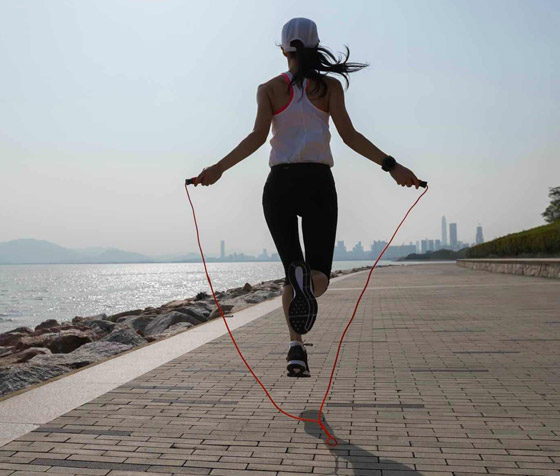 يحسن صحة القلب ويقوي العظام وينقص الوزن.. فوائد نط الحبل وأنواعه صورة رقم 7