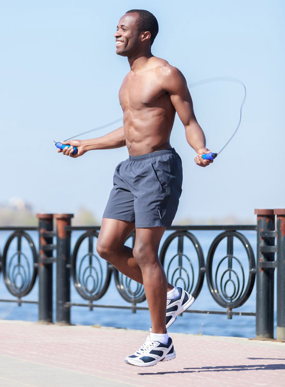 يحسن صحة القلب ويقوي العظام وينقص الوزن.. فوائد نط الحبل وأنواعه صورة رقم 6