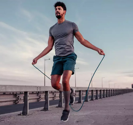 يحسن صحة القلب ويقوي العظام وينقص الوزن.. فوائد نط الحبل وأنواعه صورة رقم 4