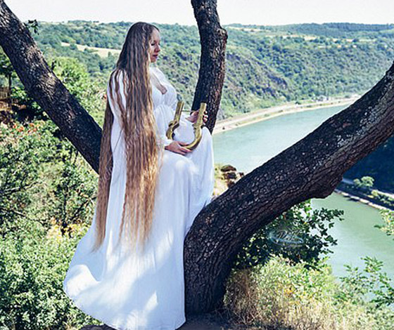 لم تقصّه منذ 15 عاما.. فتاة ألمانية تنتظر أن يصل شعرها لكاحليها! صورة رقم 3