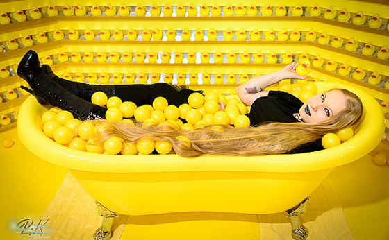 لم تقصّه منذ 15 عاما.. فتاة ألمانية تنتظر أن يصل شعرها لكاحليها! صورة رقم 7